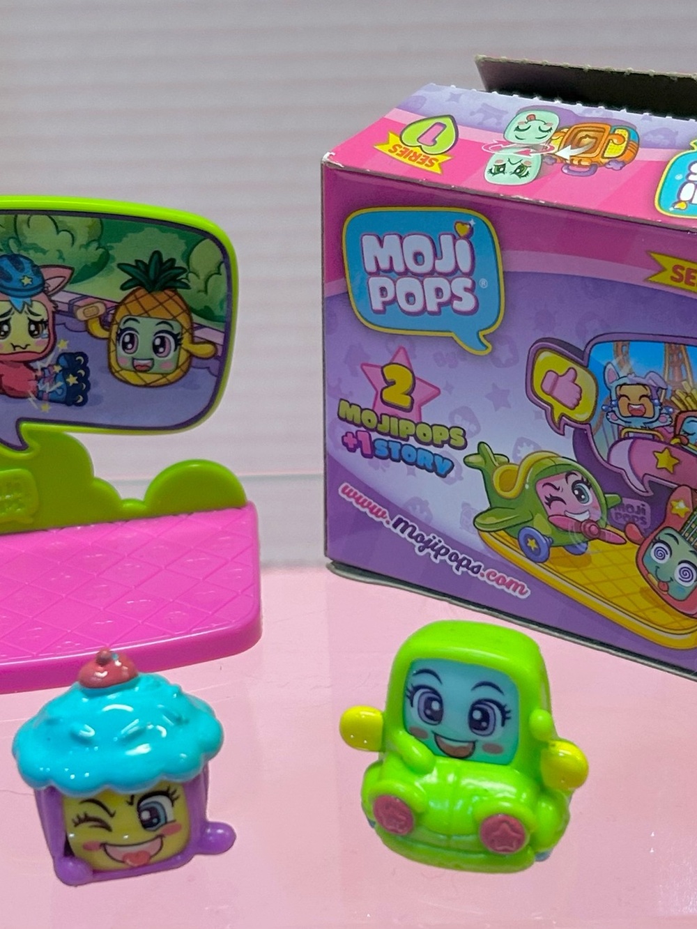 Magic Box Toys MojiPops Series 1 Story Box with 2 Figures.